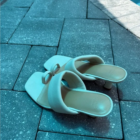 A&F CREAM SANDALS - Picture 2 of 5